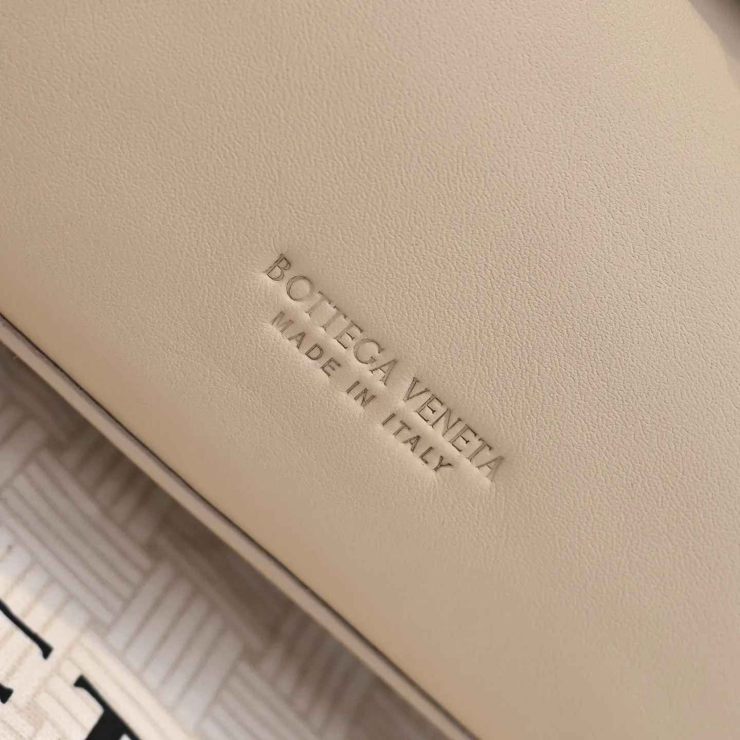 Batch 2060 #Bv New Small Ciao Ciao Handbag Who carried the cute little Ciao Ciao out on the street❣️Made of Dutch Silky Calf calfskin ~ silky to the touch. The leather is thick, and the suede lining is soft and comfortable. The relaxed feeling of stacked smooth leather, the representative woven element shoulder strap, and the perfect embellishment of golden buckles💥The unique bag shape is casual and exquisite, and super practical☄️Carry Ciao Ciao to accompany you in various occasions, and be the most stylish you🎀 Size: 26x19x10.5 Style No. 5835#